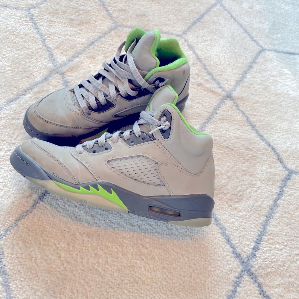 grey/silver Jordan’s with green trim